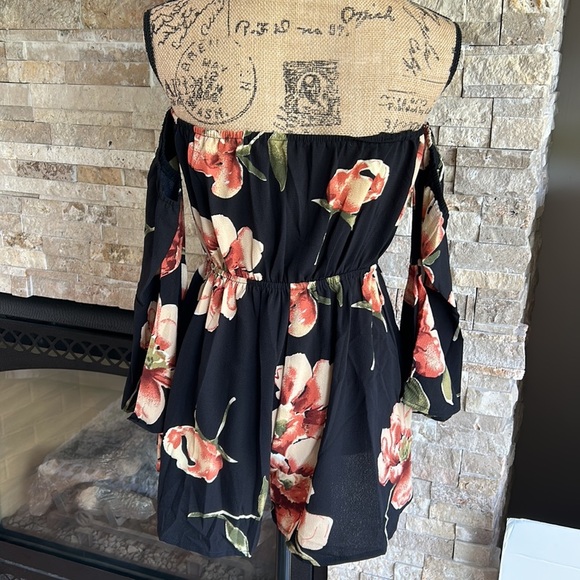 Black and floral cold shoulder shorts romper jumpsuit flare sleeve - Picture 10 of 16